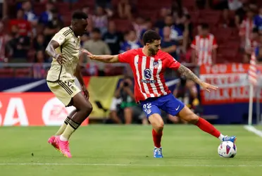 Mario Hermoso pugna por un balón contra un jugador del Granada. Imagen: Goal.com