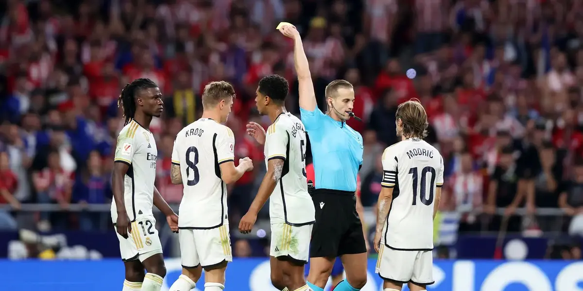 Alberola Rojas muestra una tarjeta amarilla a Modric en el derbi de ida disputado en el Metropolitano. Imagen: Onda Cero.
