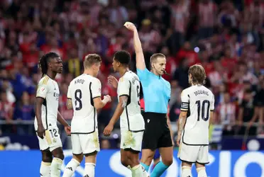 Alberola Rojas muestra una tarjeta amarilla a Modric en el derbi de ida disputado en el Metropolitano. Imagen: Onda Cero.