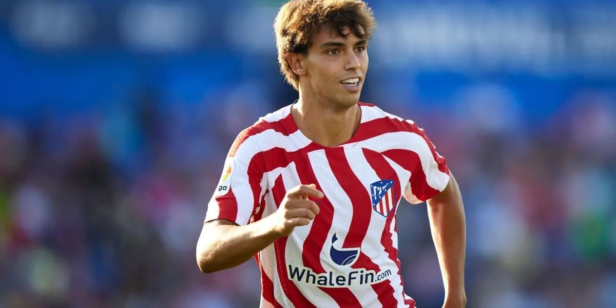 Buscan la manera de regatear el jugador perteneciente al Atlético de Madrid.