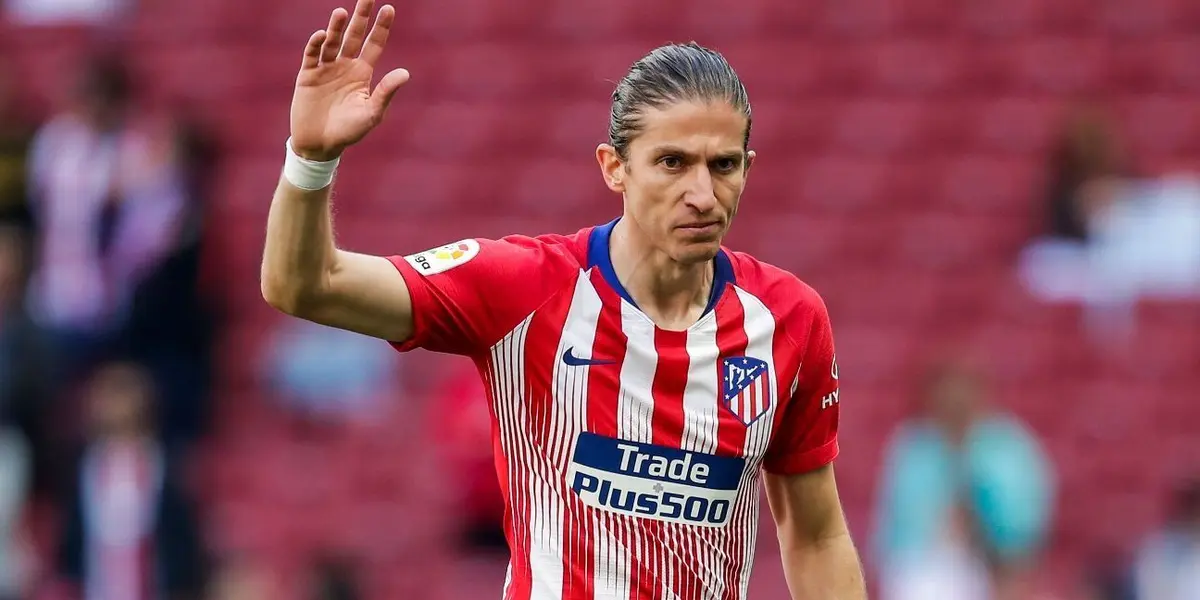 El defensor brasileño Filipe Luís seguirá su carrera en Flamengo de Brasil tras consagrarse campeón de la Copa Libertadores de América