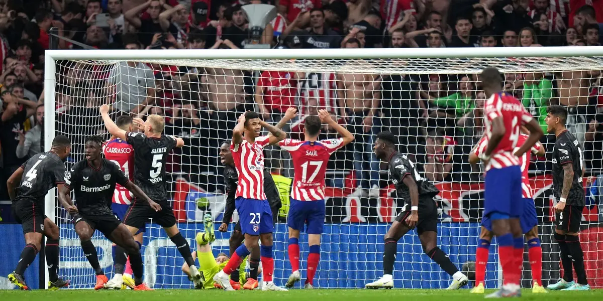 El defensor holandés Mitchel Bakker festejó como un desaforado el penal errado por Yanick Carrasco y se le fue encima con los brazos en alto