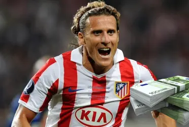 El delantero uruguayo ha facturado mucho a lo largo de su carrera y esto hizo con su primer salario