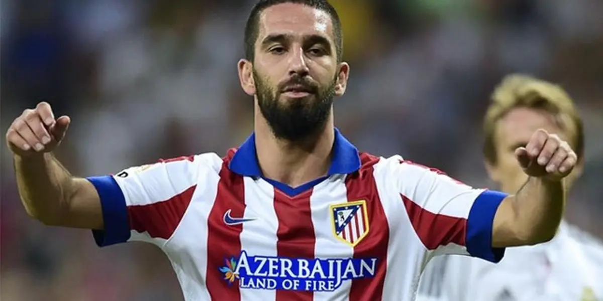 El ex futbolista turco, de 35 años, fue recordado por los hinchas de Atlético de Madrid en la previa del encuentro ante el cuadro vallecano