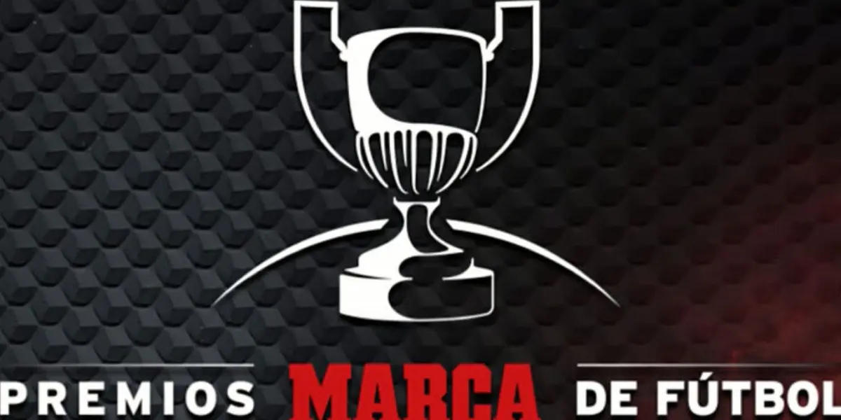 El futbolista del Atlético Madrid recibió el premio a mejor jugador de una selección de Europa.