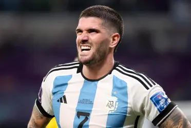 El mediocampista argentino muestra dos versiones diferentes en la selección y en el club.
