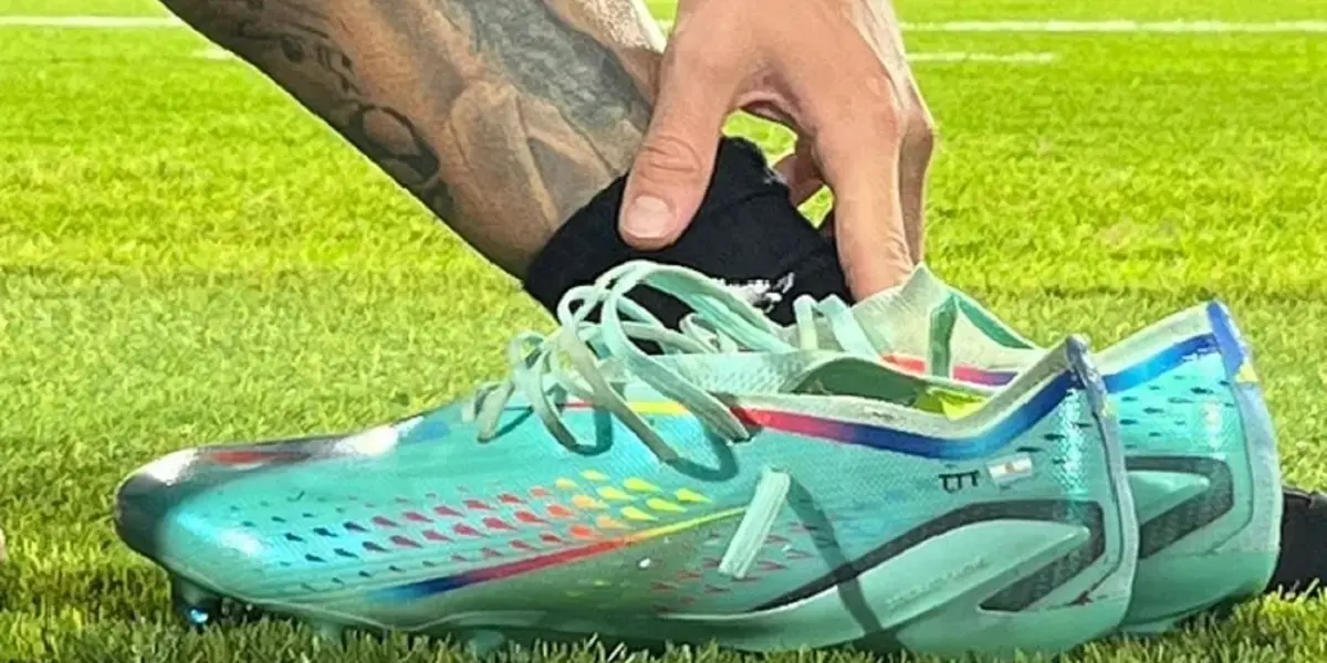 El mediocampista argentino se personalizó los botines con algo de su novia para el amistoso de su seleccionado ante Emiratos Árabes Unidos