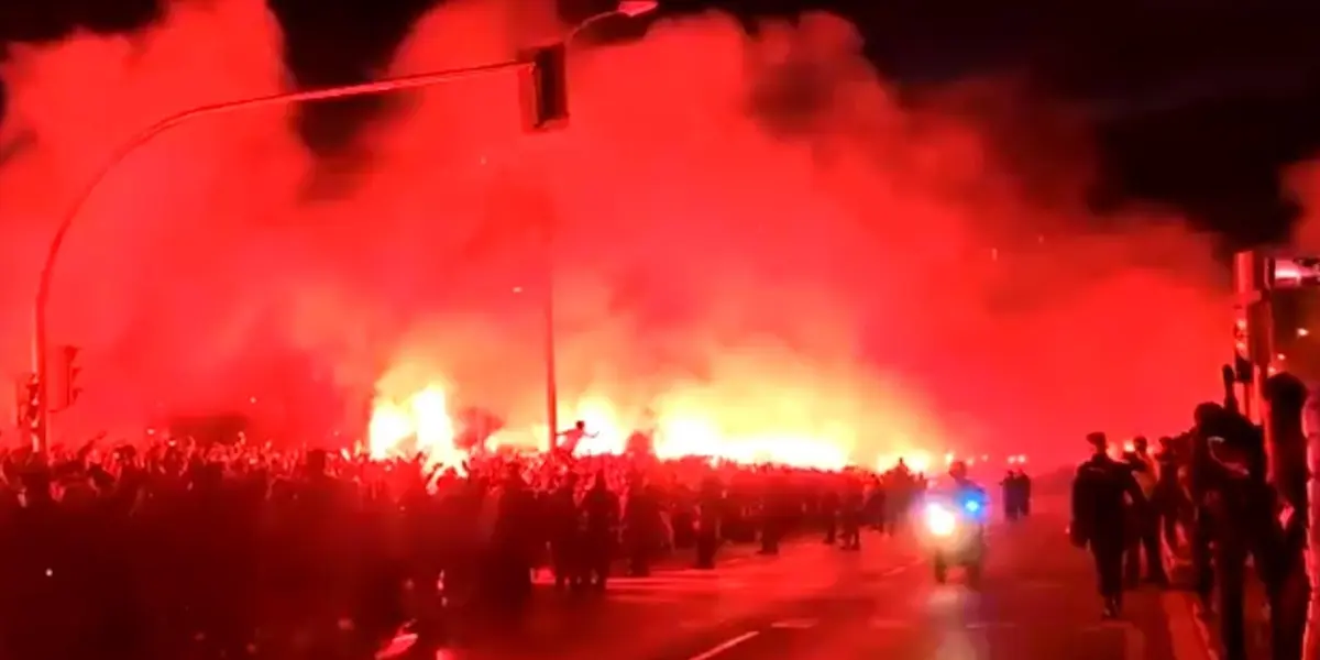 Los ultras del Atlético de Madrid y sus aficionados iluminaron la calle de Arcentales antes del partido contra el Getafe