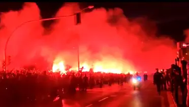 Los ultras del Atlético de Madrid y sus aficionados iluminaron la calle de Arcentales antes del partido contra el Getafe