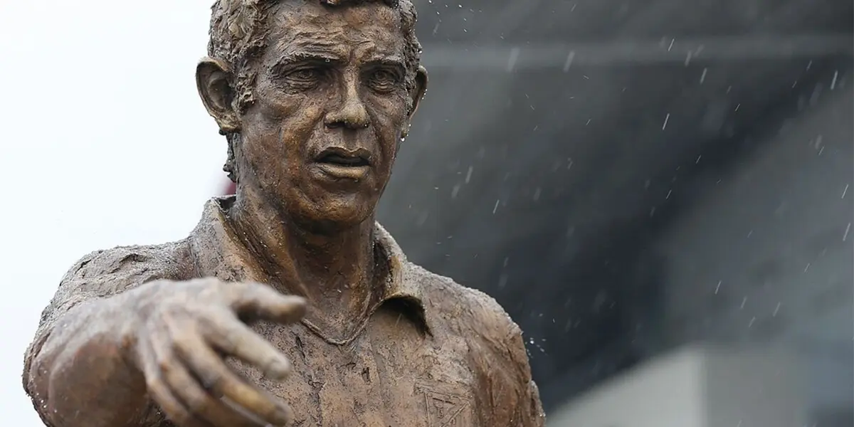 Luis Aragonés, la mayor leyenda del Atlético de Madrid, fue homenajeado con un escudo hecho de flores por el Frente Atlético