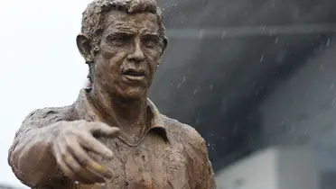 Luis Aragonés, la mayor leyenda del Atlético de Madrid, fue homenajeado con un escudo hecho de flores por el Frente Atlético