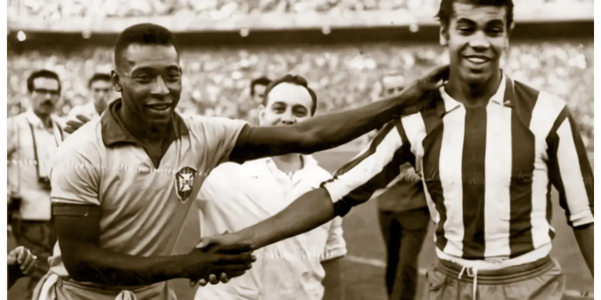 Un divertido encuentro entre Pelé y un jugador colchonero a fines de los 80'.