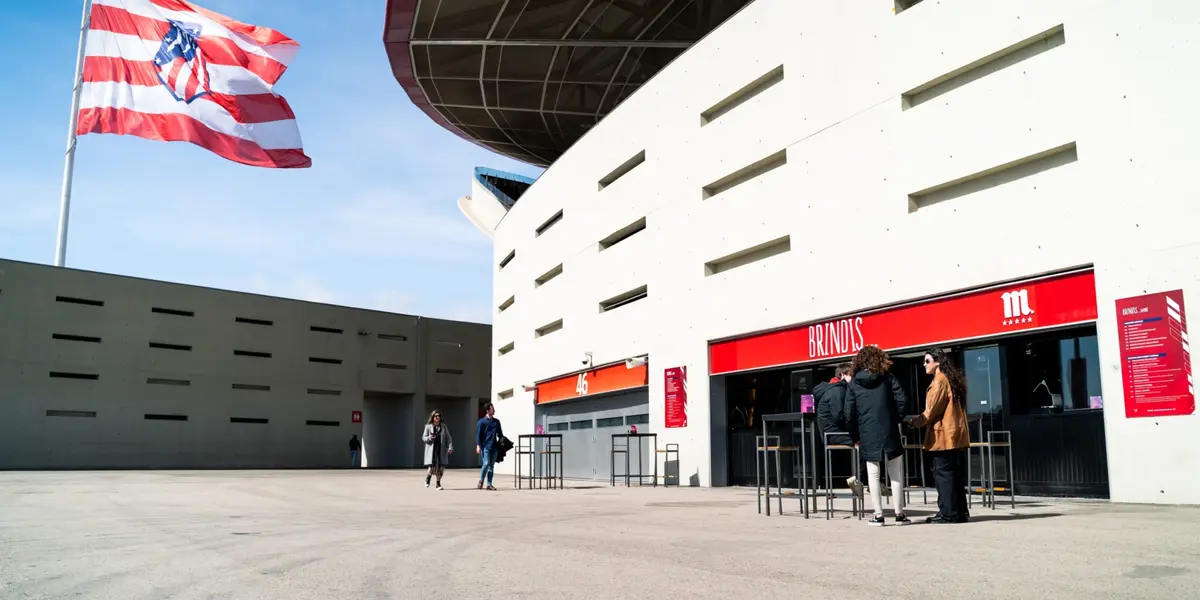 Unos aficionados del Atlético se quedaron después del partido en un bar de los aledaños del estadio y allí vieron la derrota del Madrid