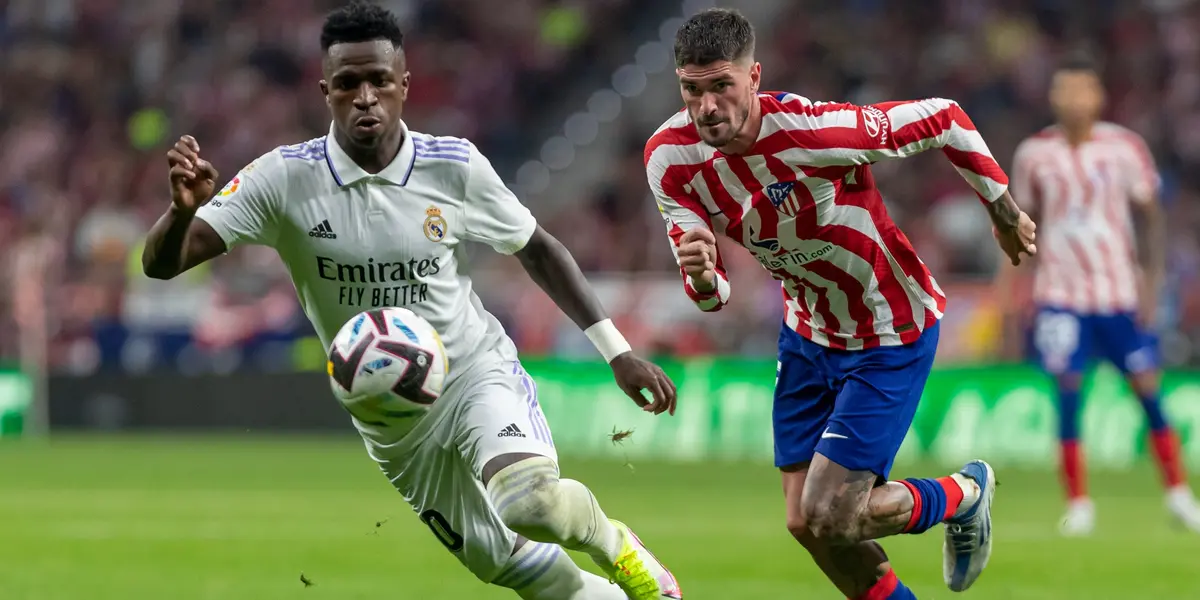 Vinícius Jr. y Rodrigo de Paul pugnan por un balón en un Madrid-Atlético. Imagen: DAZN.